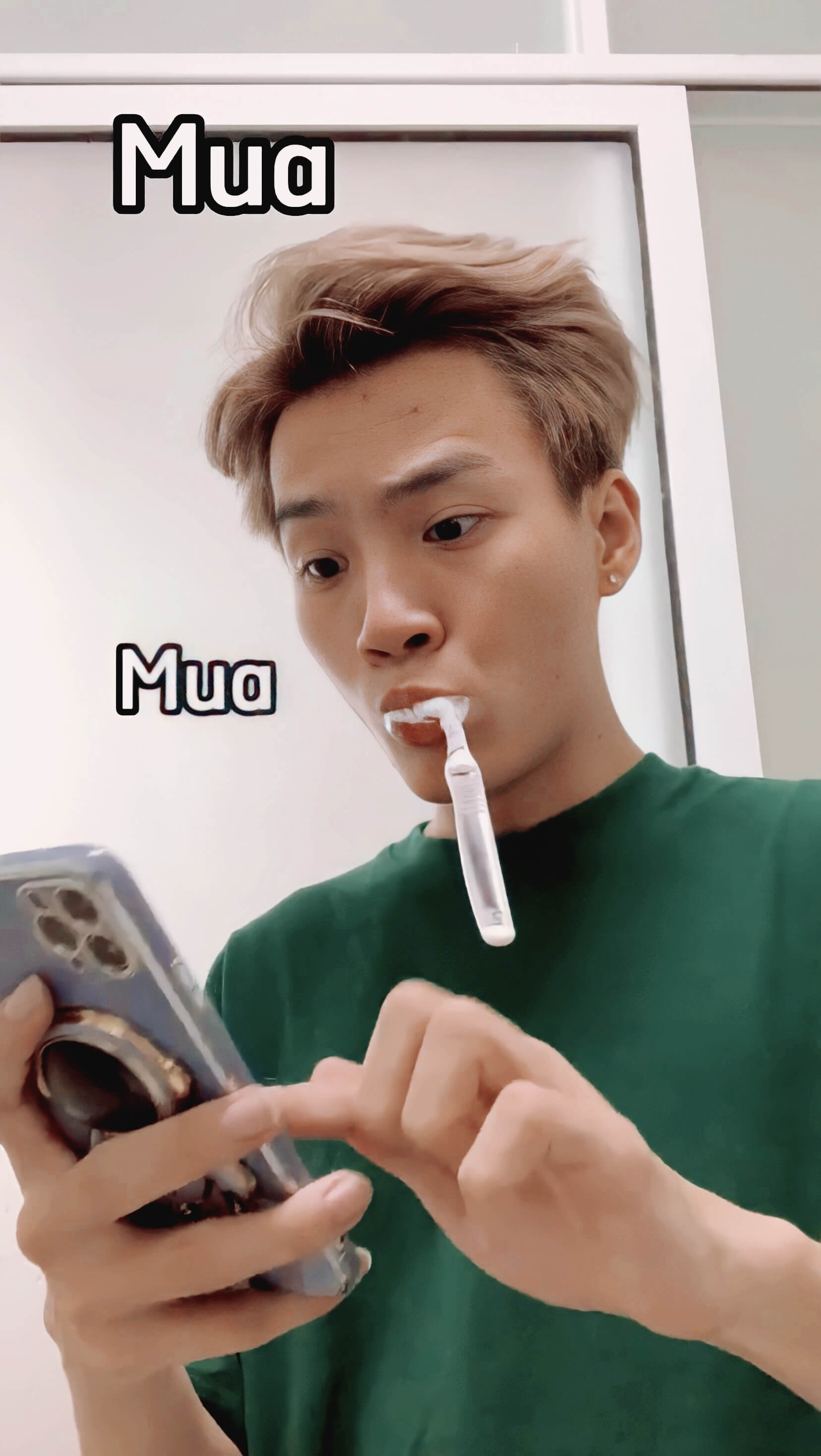 Một TikToker đang sử dụng Bàn Chải Điện Halio Sonic, thể hiện sự hào hứng khi xem điện thoại. Hình ảnh nổi bật với tiêu đề "Mua" và sản phẩm bàn chải điện Halio Midnight Blue gây ấn tượng với chất lượng làm sạch răng hàng đầu.
