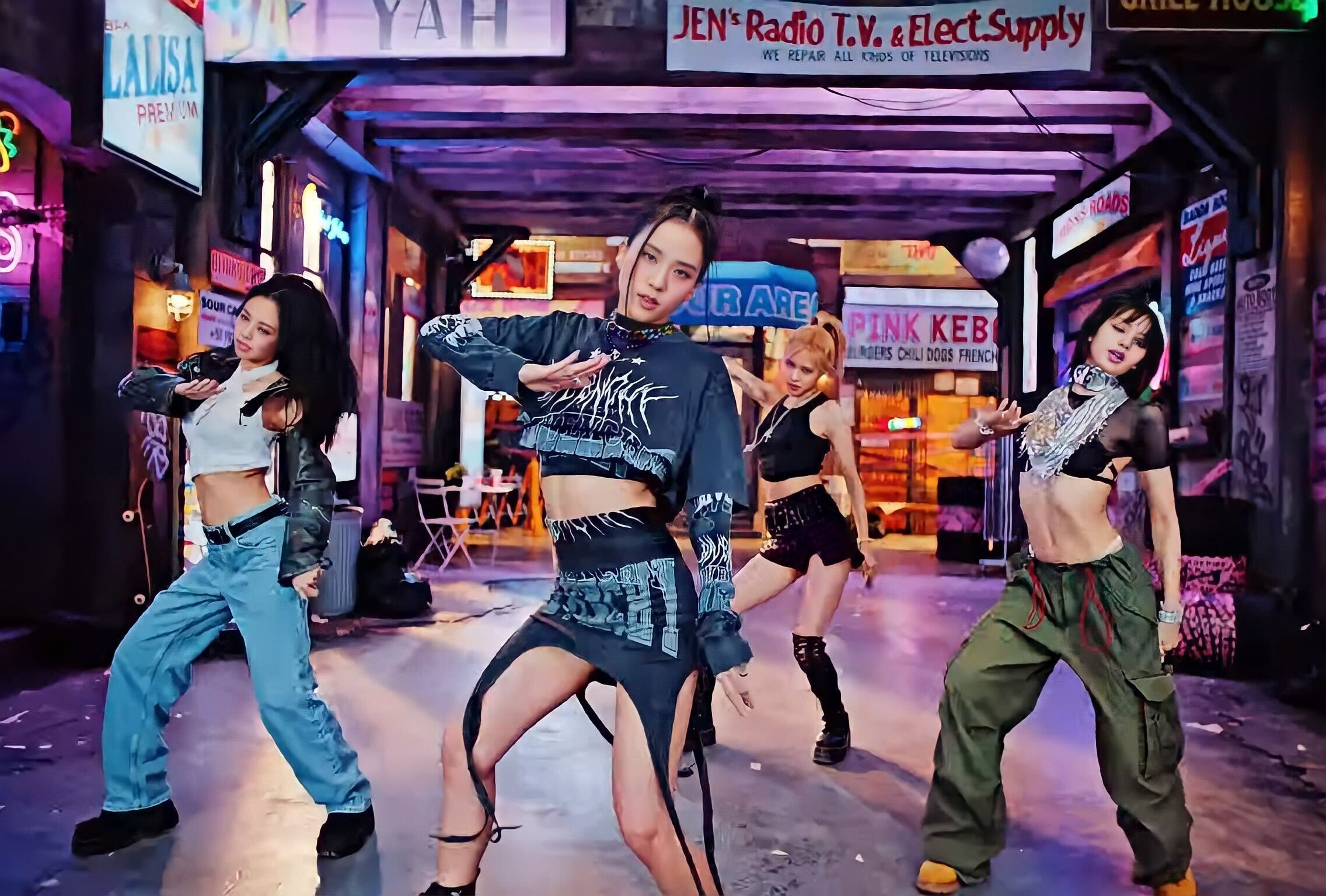 BLACKPINK ra mắt MV Shut Down vào ngày 16/9/2022, thể hiện những hình ảnh hút mắt từ album Born Pink, với các thành viên Jennie, Lisa, Rosé và Jisoo trong những trang phục ấn tượng, tái hiện các dấu ấn của nhóm sau 6 năm hoạt động.
