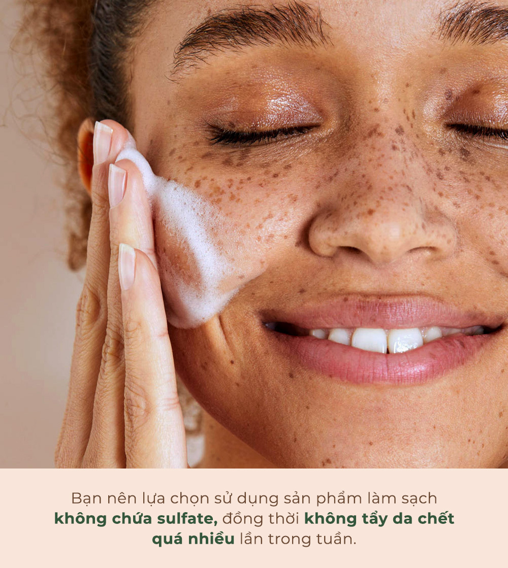 Hướng dẫn chăm sóc da mặt để phân biệt da khô và da mất nước, nhấn mạnh việc sử dụng sản phẩm không chứa sulfate và tần suất tẩy tế bào chết hợp lý. Bài viết cung cấp thông tin về dưỡng ẩm cho da khô, kem dưỡng ẩm và review tinh chất The Auragins B5 từ thương hiệu The Auragins.