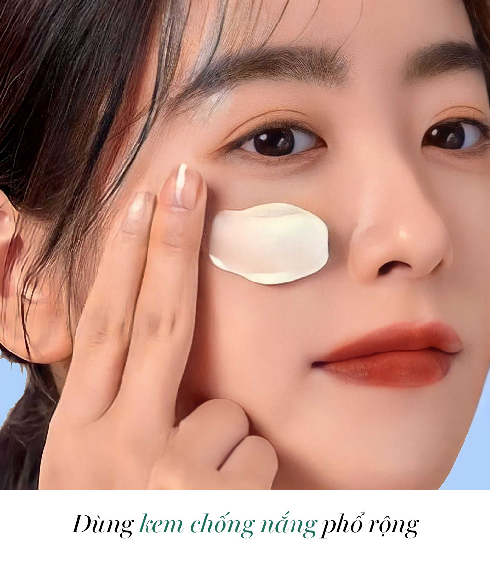 Người phụ nữ sử dụng kem chống nắng trong quy trình chăm sóc da sau khi peel da tại nhà, nhấn mạnh tầm quan trọng của việc bảo vệ da khỏi kích ứng và tác hại từ môi trường, đặc biệt sau khi thực hiện peel da.
