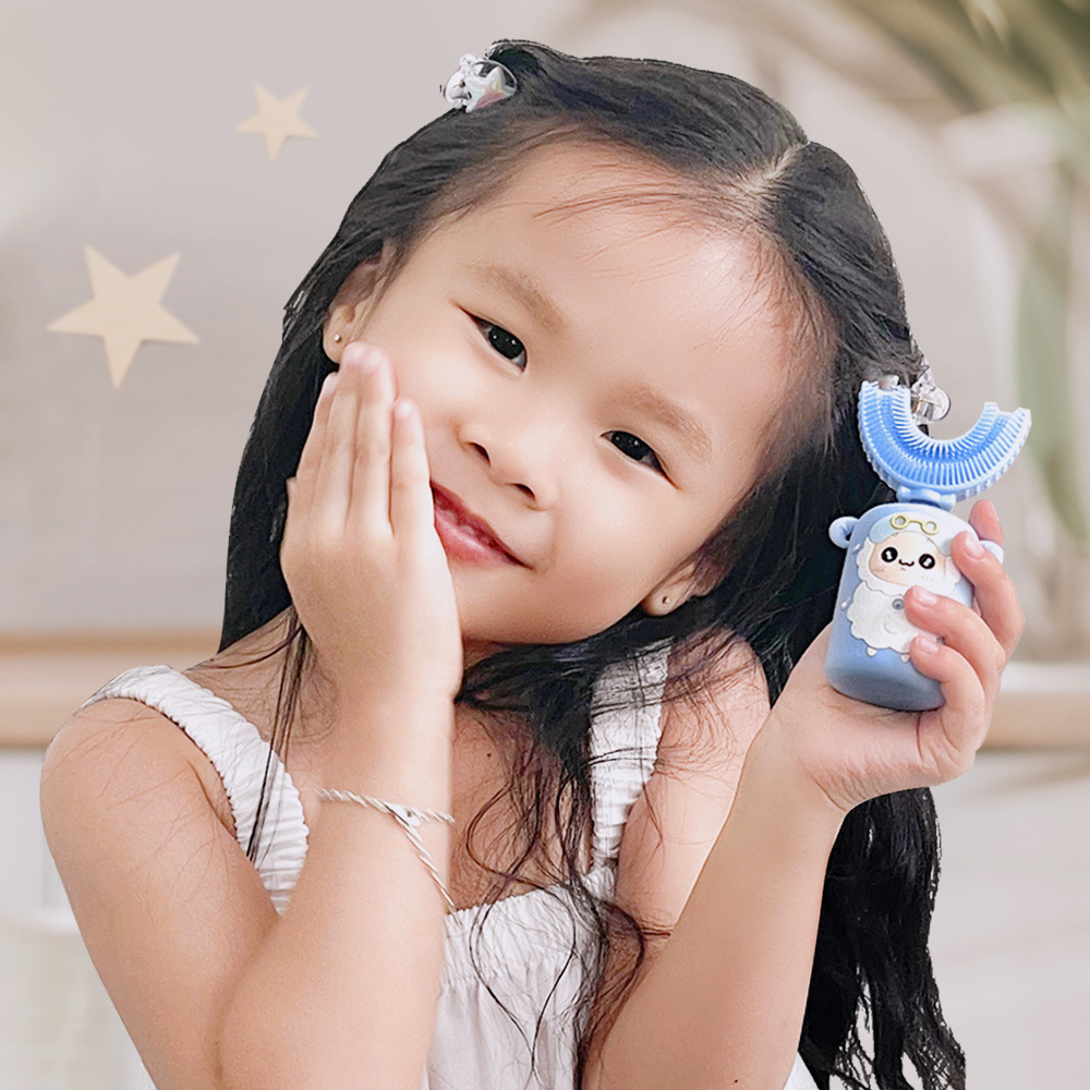 Cô bé hạnh phúc cầm bàn chải điện Halio, góp phần tạo thói quen chăm sóc răng miệng cho cả gia đình. Ưu đãi 900k từ Lixibox cho Bộ đôi bàn chải điện Halio Couple, giúp đánh răng hiệu quả cho trẻ em.