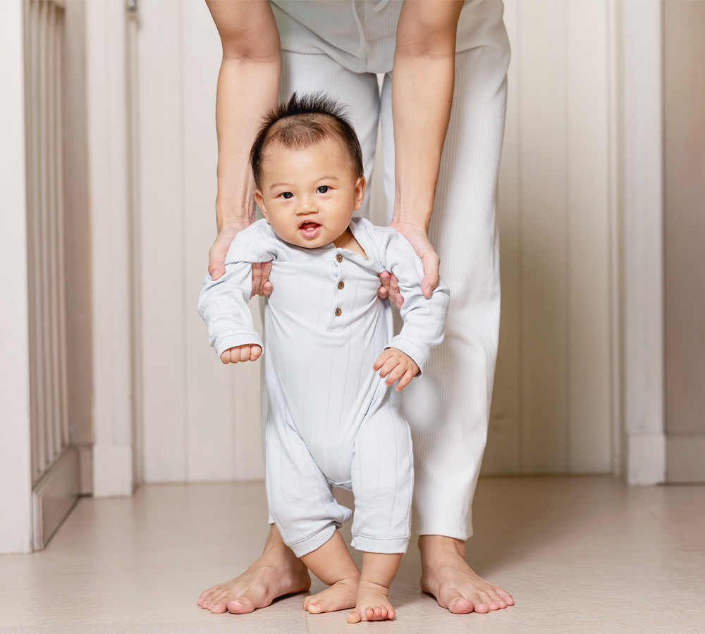 Trẻ tập đi với sự hỗ trợ từ mẹ, trong không gian ấm cúng. Bài viết hướng dẫn dạy trẻ tập đi qua 6 bước, giúp mẹ và bé có những khoảnh khắc đáng nhớ trong quá trình phát triển.