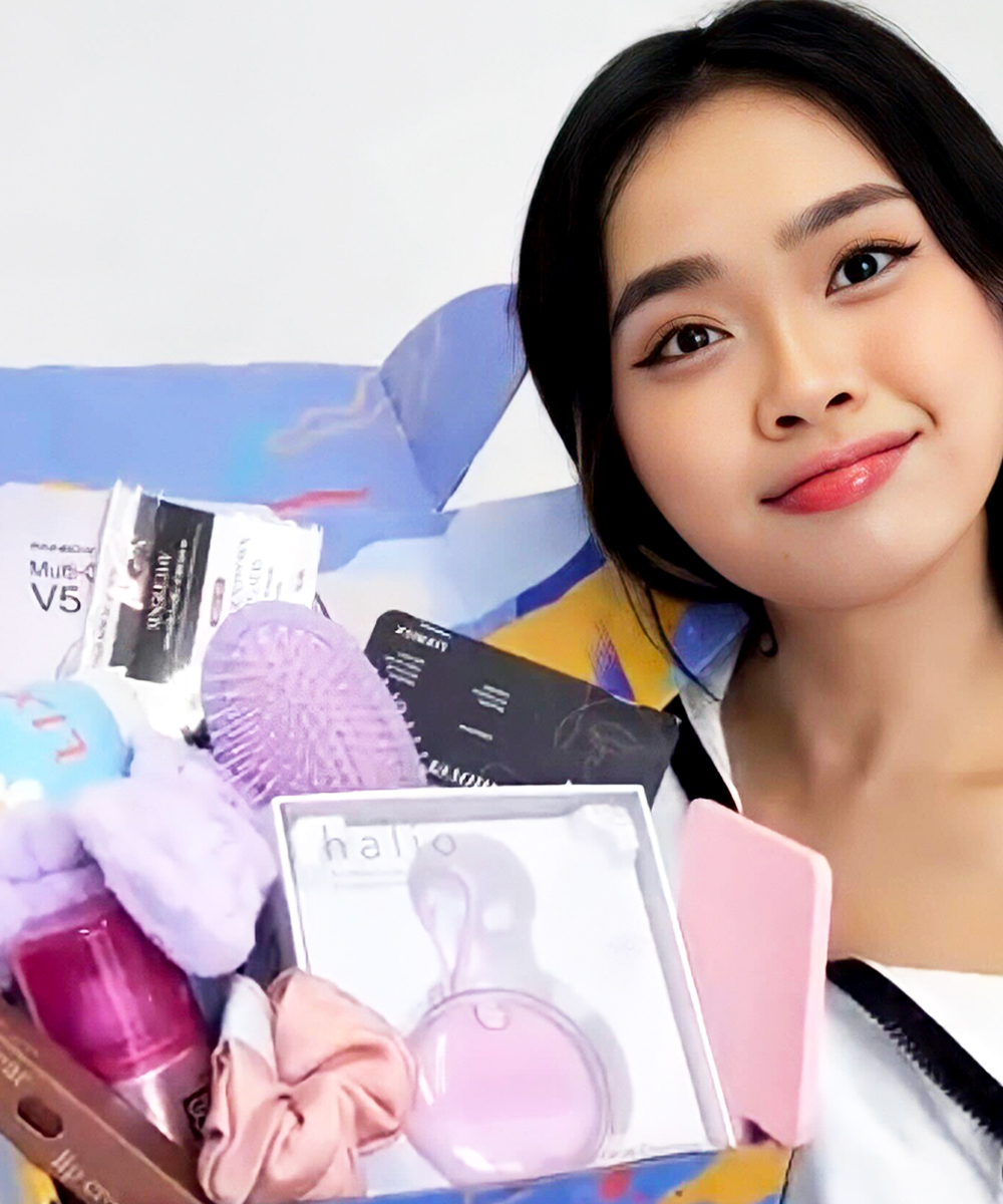 Loạt hot Beauty TikToker khoe hai phiên bản quà tặng GWP từ Lixibox nhân ngày Phụ nữ Việt Nam, gồm box quà màu hồng và tím với giá trị vượt 2 triệu đồng. Khám phá GWP Lixibox, sự kiện GWP2010 thú vị.