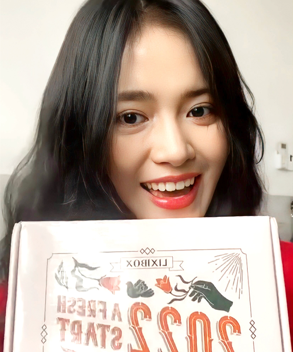 Hai Beauty TikToker nổi tiếng thể hiện niềm vui khi nhận quà tặng Lixibox trong chương trình GWP 20.10. Box quà thiết kế tinh tế, thu hút sự chú ý với giá trị hơn 2 triệu đồng, góp phần tạo dấu ấn độc đáo trong ngành Beauty tại Việt Nam.