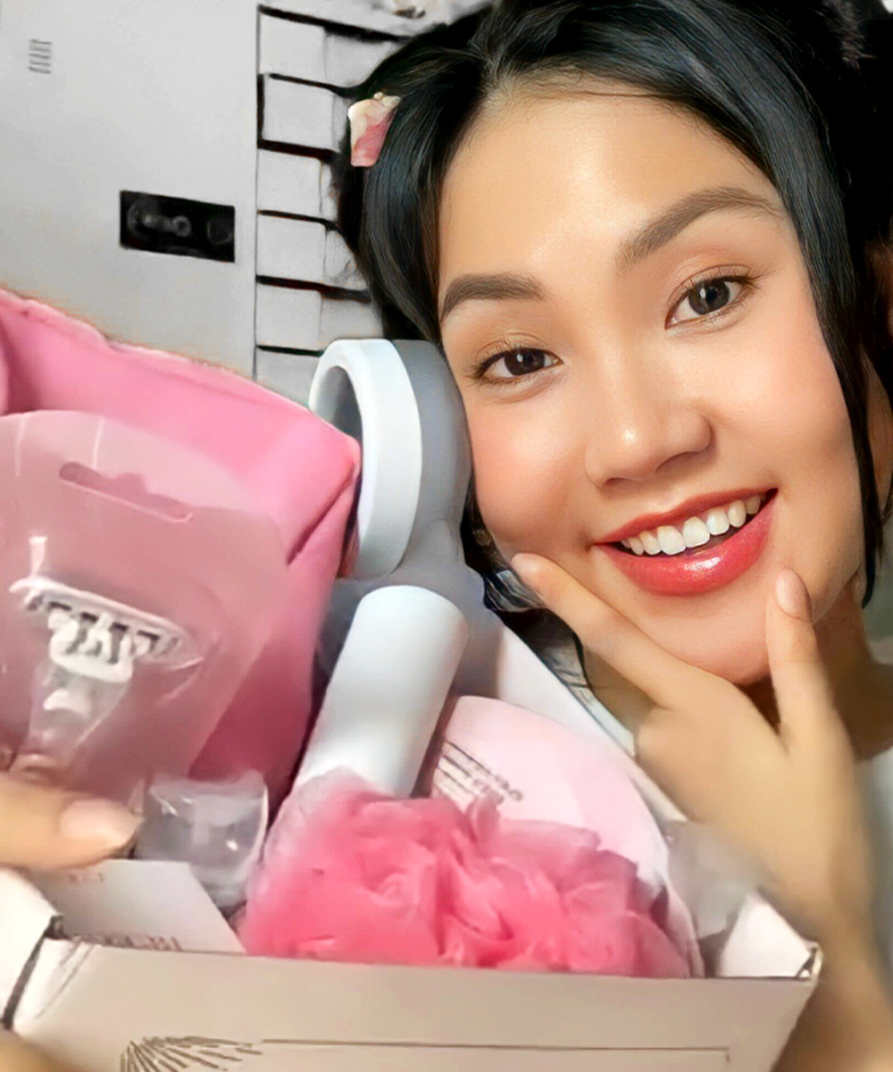 Trong bài viết này, loạt hot Beauty TikToker giới thiệu 2 phiên bản quà GWP từ Lixibox, với thiết kế box quà đẹp mắt, giá trị hơn 2 triệu, đặc biệt dành cho ngày Phụ nữ Việt Nam. Khám phá quyến rũ của chương trình GWP Lixibox nhé!