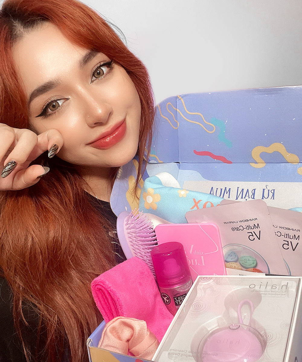 Hot Beauty TikToker khoe phiên bản quà GWP trị giá hơn 2 triệu từ Lixibox với box quà màu hồng ngọt ngào và tím sành điệu. Khám phá chương trình Quà tặng kèm GWP tại Lixibox với những sản phẩm đẳng cấp và thiết kế bắt mắt, thu hút giới mộ điệu.
