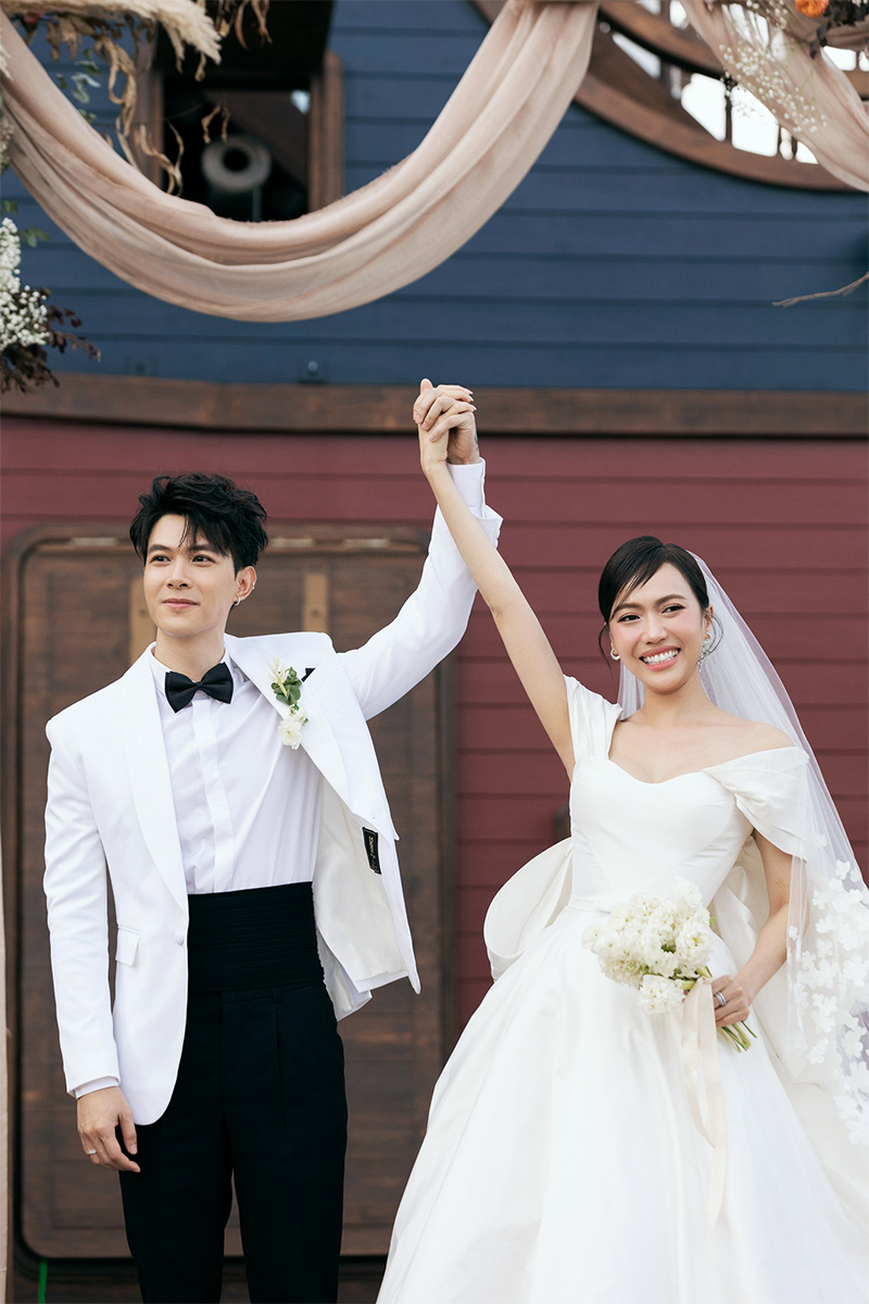 Cô dâu xinh đẹp trong đám cưới cùng âu phục tinh tế của chú rể, khoảnh khắc vui vẻ thể hiện sự ấm cúng trong ngày 10.10, mang đến vẻ đẹp lãng mạn và hiện đại, nổi bật với trang phục cô dâu và sự tỉ mỉ trong từng chi tiết makeup.