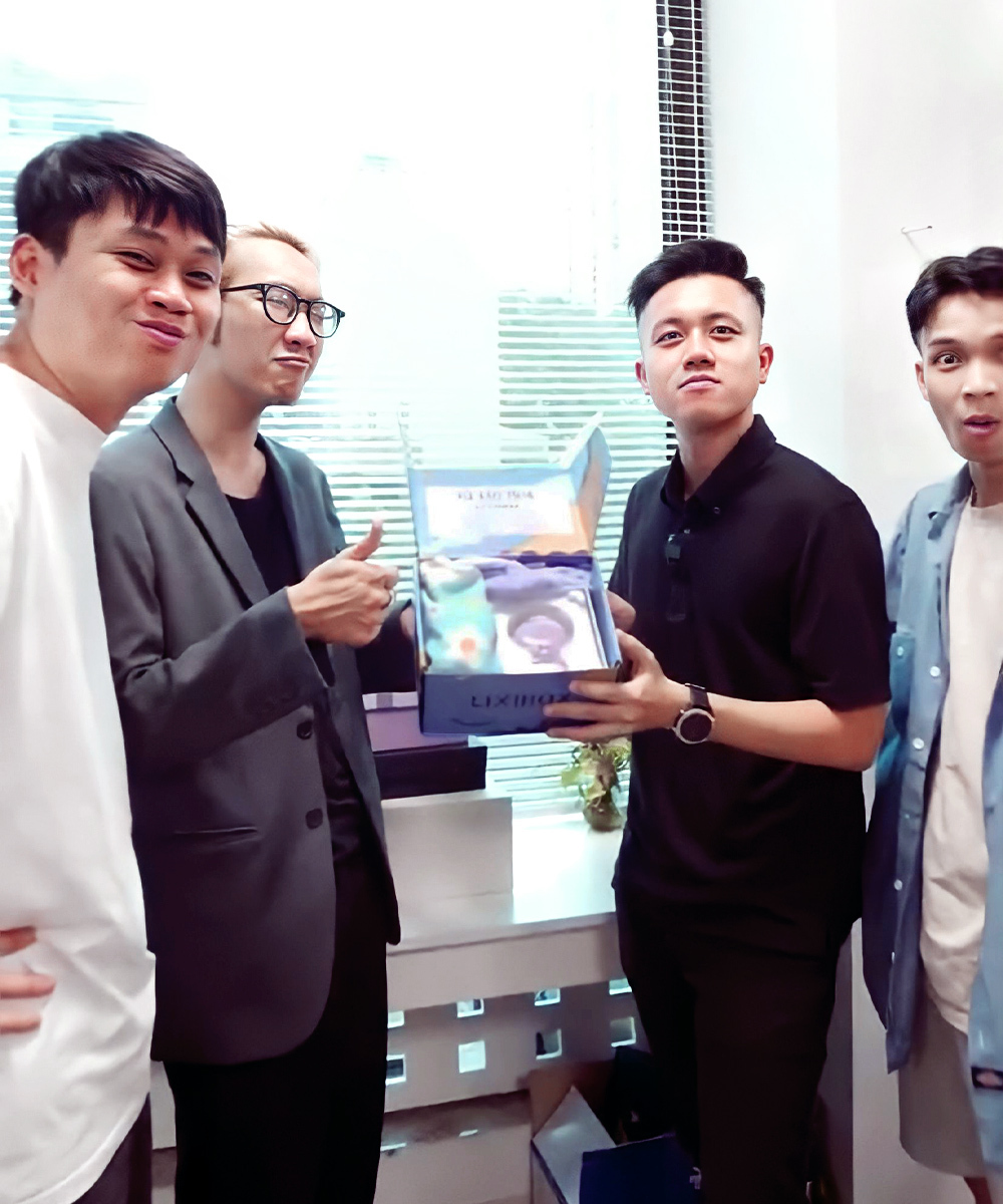 Hội TikToker tham gia sự kiện "Gift With Purchase" từ Lixibox, trải nghiệm cảm giác nhấc hộp quà trị giá 2 triệu đồng. Các KOL nổi bật như Luna Đào và Schannel cũng vừa nhận quà qua sự kiện GWP 20.10, thu hút nhiều sự chú ý từ người tiêu dùng.