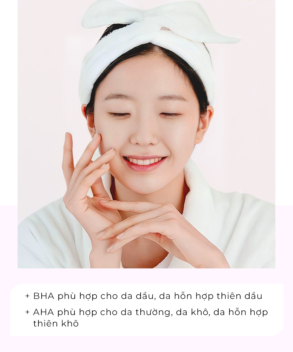 Người phụ nữ vui vẻ chăm sóc da với các lưu ý BHA và AHA từ bác sĩ da liễu, giúp tối giản các bước skincare, mang lại làn da mịn màng và khỏe mạnh. Nên áp dụng chăm sóc da tối giản với các sản phẩm như vitamin C và kem chống nắng.