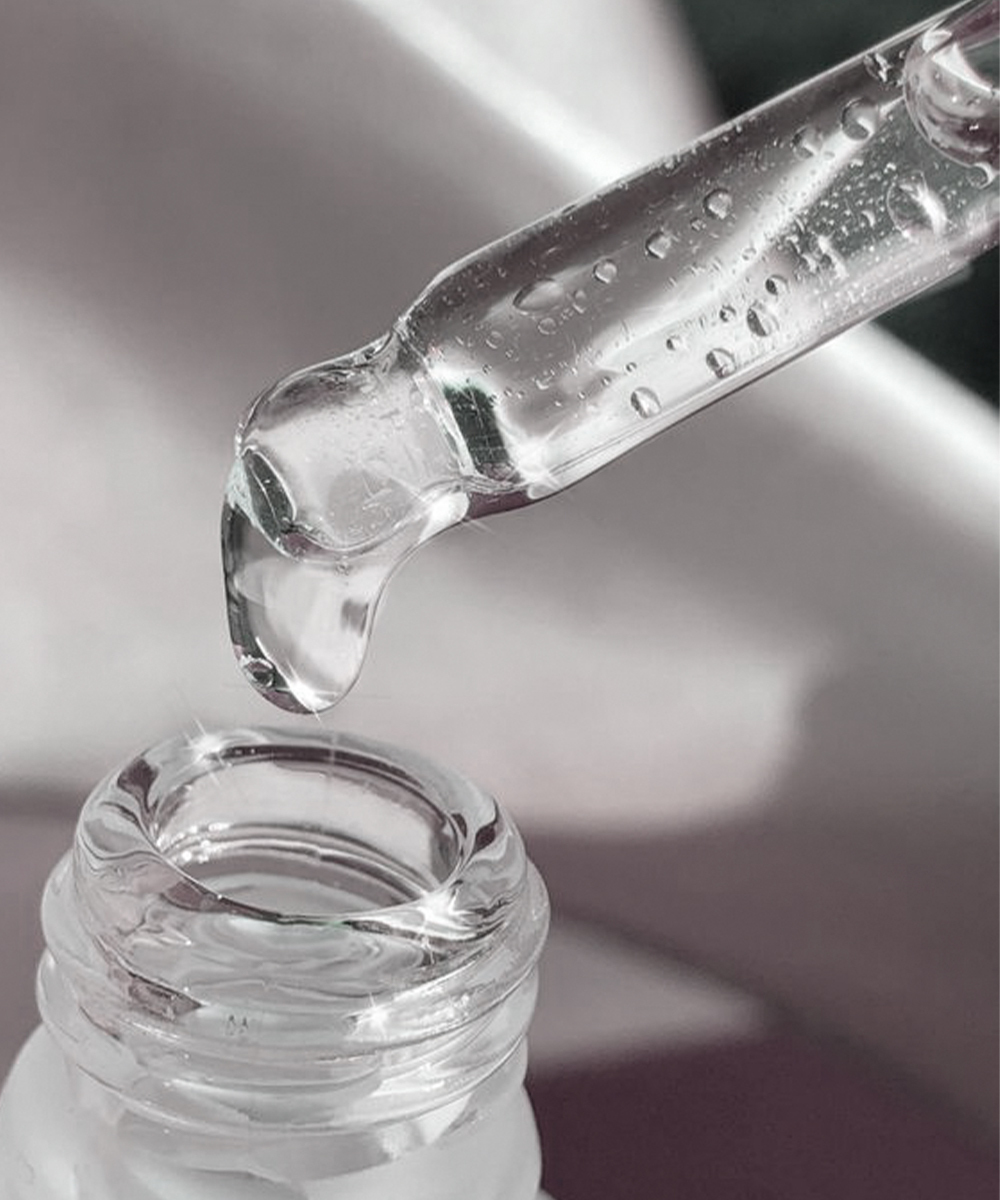 Nghiên cứu các sản phẩm dưỡng da như serum chứa Vitamin C, Hyaluronic Acid (HA), BHA, AHA giúp đạt được làn da mịn màng mà không tốn quá nhiều thời gian trong quy trình skincare.