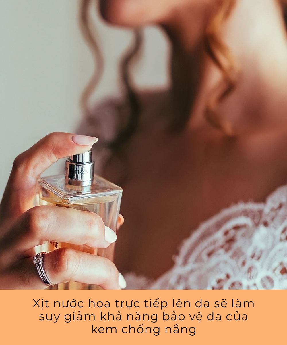 Xịt nước hoa trực tiếp lên da sẽ làm suy giảm khả năng bảo vệ da của kem chống nắng. Hãy cùng Lixibox tìm hiểu cách chống nắng hiệu quả và tránh sai lầm trong việc sử dụng kem chống nắng.