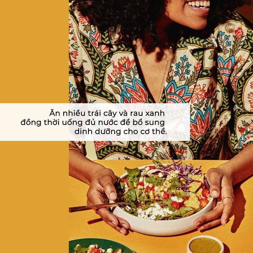 Ăn nhiều trái cây và rau xanh đồng thời uống đủ nước để bổ sung dinh dưỡng cho cơ thể. Bí quyết làm đẹp từ thiên nhiên giúp chống lão hóa, nâng cao sức khỏe và làn da tươi trẻ, được khuyên dùng trong Lixibox Magazine.