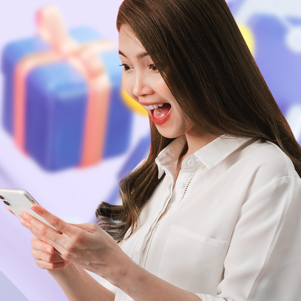 Người phụ nữ vui vẻ đang sử dụng điện thoại thông minh, mô tả sự hào hứng khi mua sắm trong Ngày Lễ Độc Thân 11.11. Khám phá ý nghĩa và mẹo mua sắm hay trong ngày sale lớn này.