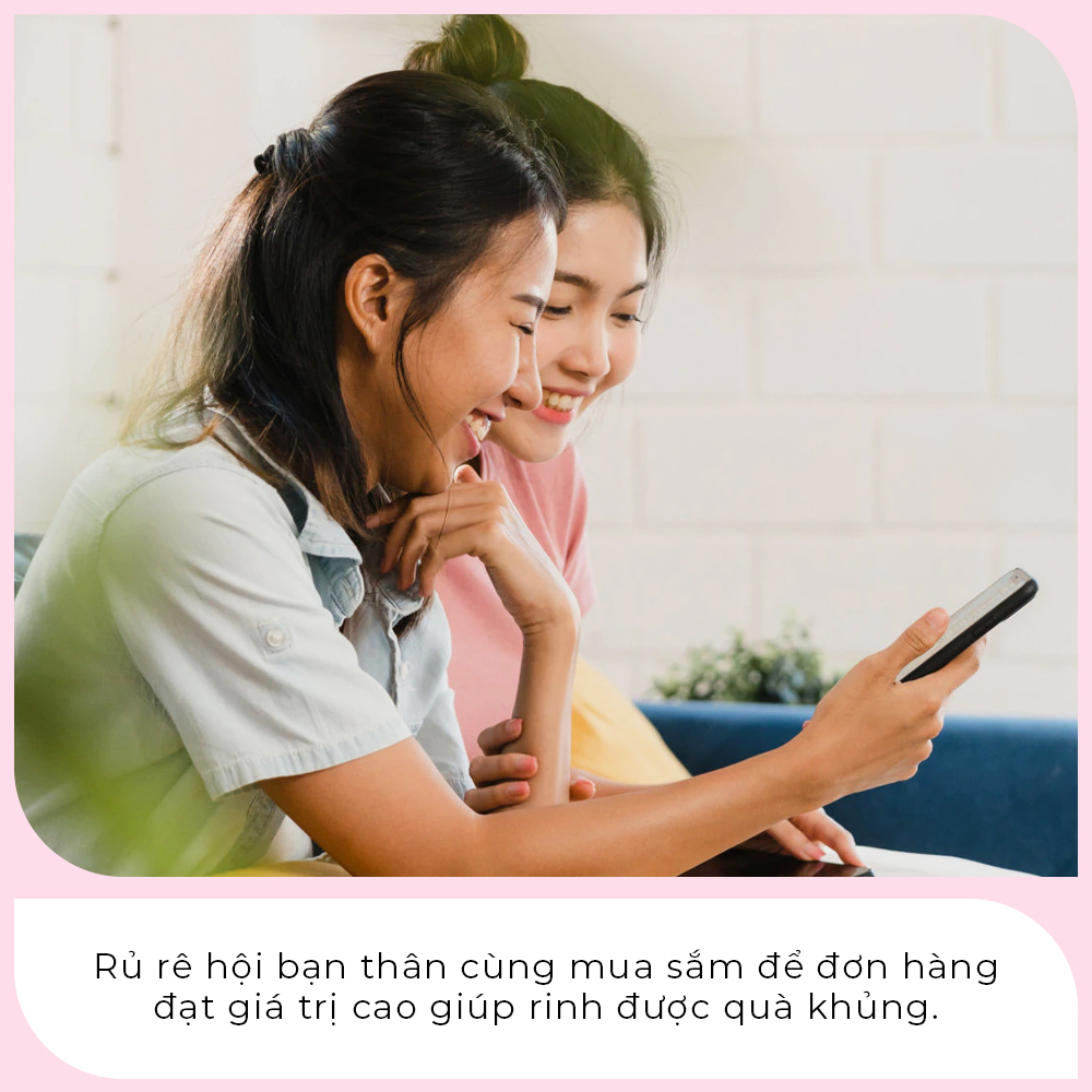 Hai người trẻ vui vẻ cùng nhau mua sắm online, tìm hiểu các mẹo săn sale ngày Độc thân 11.11 để tận dụng các deal giảm giá và GWP từ Lixibox. Khám phá mẹo mua sắm thông minh, tránh bỏ lỡ cơ hội sở hữu hàng hóa giá trị với giá cực hời.