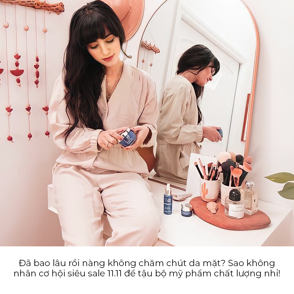 Một cô gái gen Z ngồi bên bàn trang điểm, chăm sóc da với sản phẩm Halio. Bài viết nhấn mạnh tầm quan trọng của việc tự chăm sóc bản thân trong ngày Độc thân 11.11, khuyến khích sử dụng các thiết bị làm đẹp và sản phẩm mỹ phẩm chất lượng.