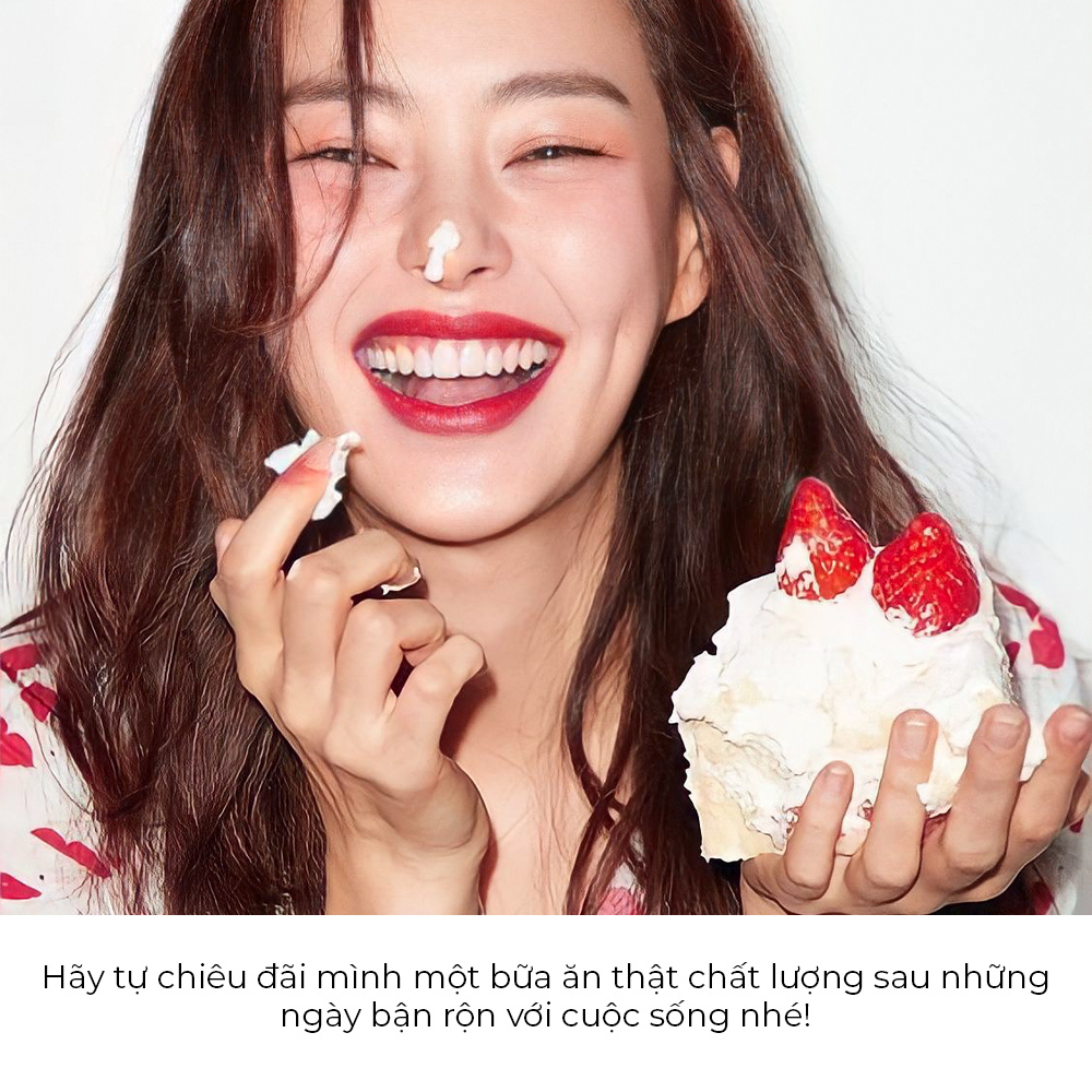 Nụ cười rạng rỡ của cô gái cầm bánh kem và có kem trên mũi, cùng thông điệp khuyến khích chăm sóc bản thân trong ngày Độc thân 11.11 với các sản phẩm Lixibox và thương hiệu Halio, chuẩn bị cho một cuộc sống vui vẻ.