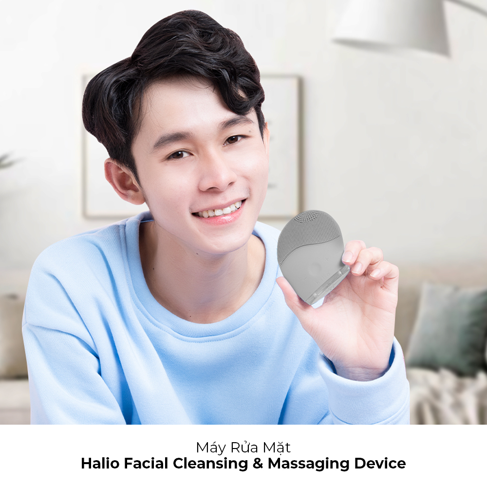 Một chàng trai trẻ mỉm cười cầm thiết bị rửa mặt Halio, thể hiện sự chăm sóc bản thân và tôn vinh Ngày Quốc tế Đàn ông 19/11. Quà tặng ý nghĩa cho phái mạnh như thiết bị này rất phù hợp trong ngày lễ đặc biệt này.