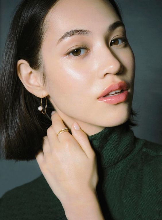 Người mẫu với phong cách trang điểm tự nhiên, làn da sáng bóng và môi hồng, mang đến sự cuốn hút. Bài viết về xu hướng trang điểm Xuân Hè 2017 từ Lixibox khám phá các phong cách ấn tượng từ các kinh đô thời trang thế giới.