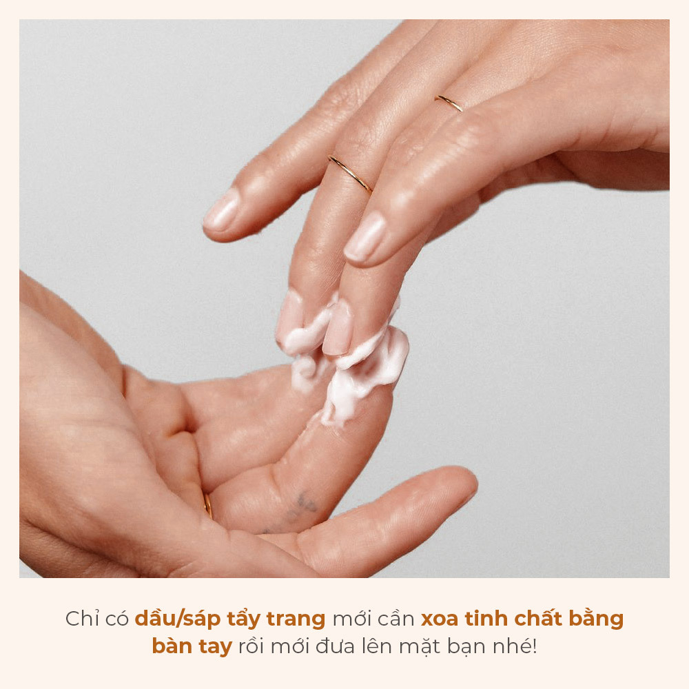 Bài viết về skincare chia sẻ rằng chỉ có dầu/sáp tẩy trang mới cần xoa tinh chất bằng bàn tay rồi mới đưa lên mặt. Tham khảo thêm các thông tin về bí quyết dưỡng da và sai lầm khi dưỡng da để tránh ảnh hưởng đến làn da.
