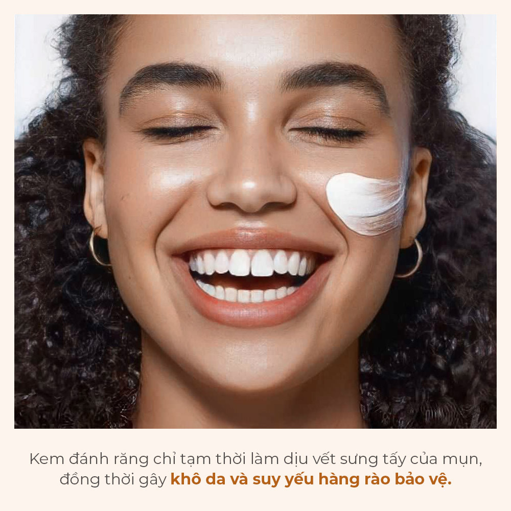 Nụ cười rạng rỡ của cô gái bảo vệ làn da khỏi các sai lầm khi dưỡng da. Bài viết nhấn mạnh sự quan trọng của việc sử dụng đúng cách các bước chăm sóc da, tránh kích ứng và nổi mụn, đồng thời chia sẻ mẹo dưỡng da hiệu quả từ Lixibox.