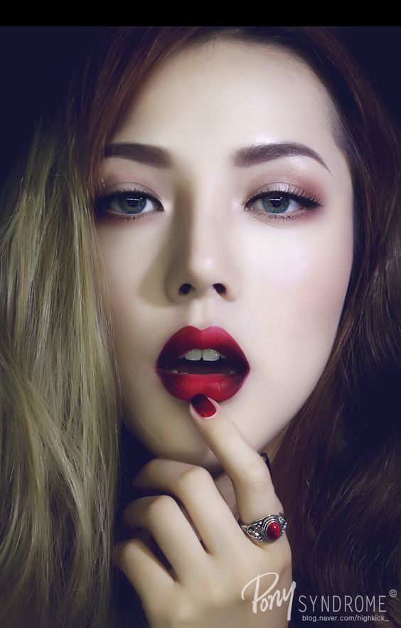 XU HƯỚNG TRANG ĐIỂM XUÂN HÈ 2017 với phong cách trang điểm ấn tượng, làn môi đỏ quyến rũ và kiểu tóc nhẹ nhàng, thể hiện sự tinh tế, phù hợp với các xu hướng thời trang trên sàn diễn. Khám phá và chọn phong cách trang điểm mùa hè phù hợp với bạn.