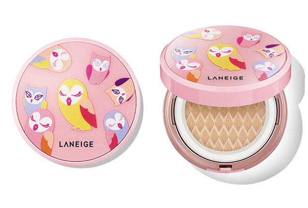Sản phẩm phấn nền của thương hiệu Laneige với bao bì màu hồng dễ thương, minh họa những chú cú và biểu cảm đáng yêu, thể hiện xu hướng trang điểm xuân hè 2017 đầy sắc màu và sáng tạo, phù hợp với phong cách hiện đại.