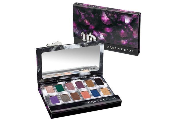 Bảng phấn mắt Urban Decay với màu sắc đa dạng, đi kèm gương lớn, hoàn hảo cho các phong cách trang điểm mùa xuân hè 2017. Khám phá xu hướng sắc màu mới nhất và chọn lựa phong cách phù hợp với bạn.