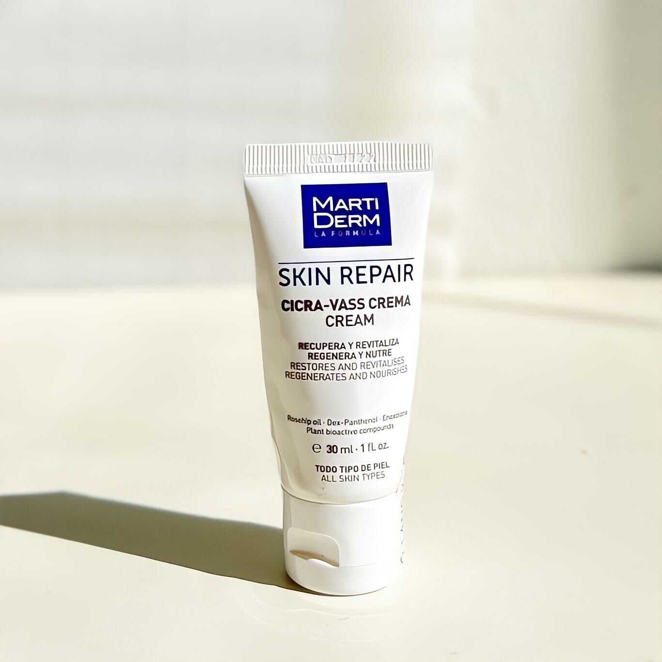 Kem Dưỡng Tái Tạo & Phục Hồi Martiderm Skin Repair Cicra Vass Cream giúp phục hồi da sau khi nặn mụn, làm giảm sưng tấy và ngừa thâm sẹo với thành phần chính là Vitamin B5. Review chi tiết từ gái xinh Lixibox.
