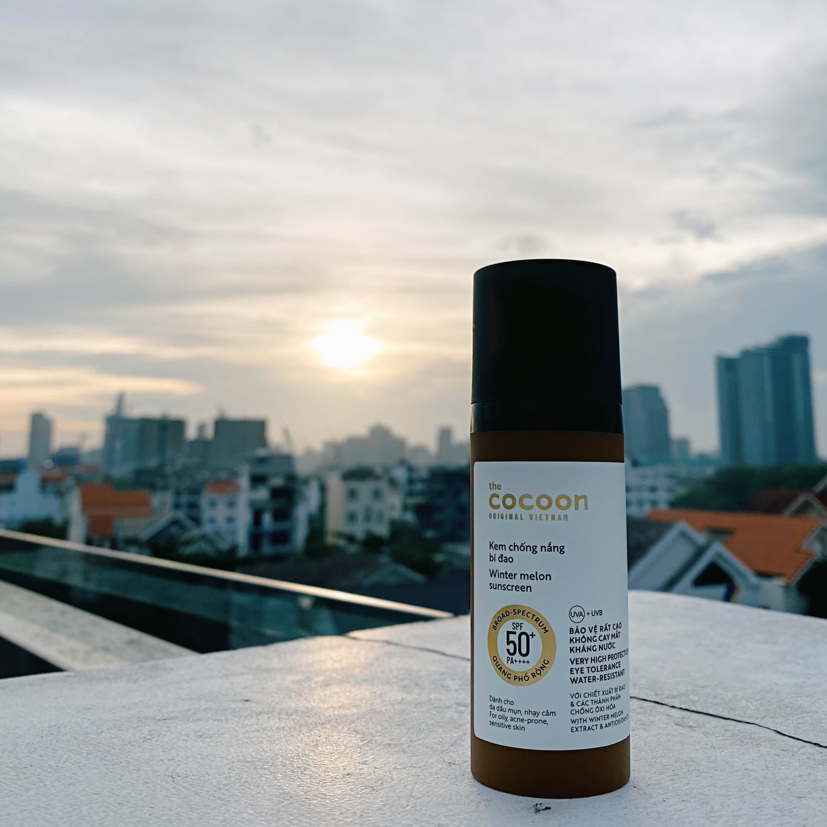 Kem chống nắng bí đao quang phổ rộng bảo vệ rất cao SPF 50+ PA++++ của thương hiệu Cocoon. Bài viết mới trên Lixibox review về sản phẩm chống nắng thuần chay đang gây tranh cãi trong cộng đồng yêu thích làm đẹp.