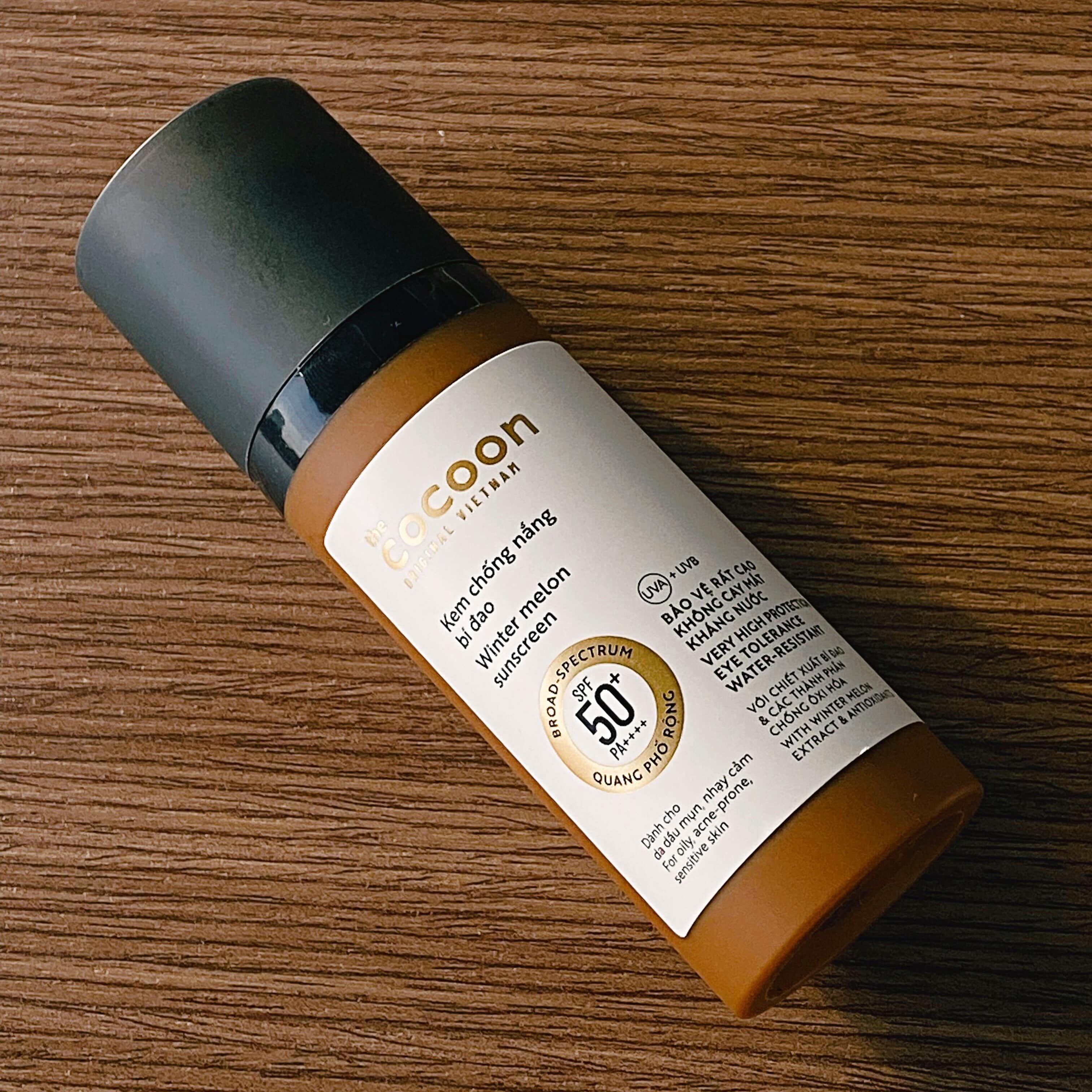 Kem chống nắng Bí Đao Quang Phổ Rộng Bảo Vệ Rất Cao SPF 50 + PA ++++ của thương hiệu thuần chay Cocoon, được review trên MXH, mang lại nhiều ý kiến trái chiều từ các tín đồ làm đẹp. Sản phẩm nổi bật với khả năng chống nắng hiệu quả và thành phần an toàn cho da.