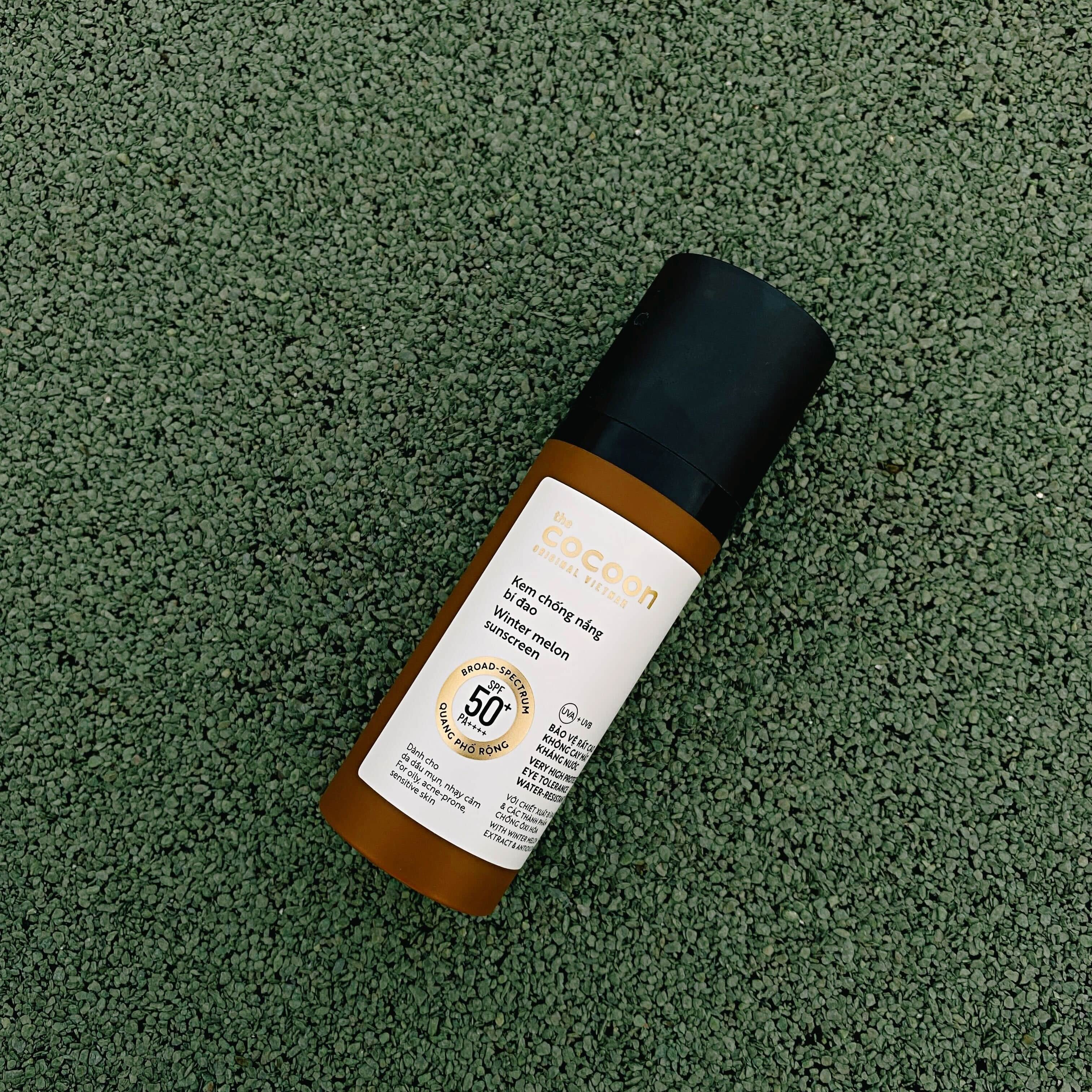 Kem Chống Nắng Bí Đao Quang Phổ Rộng Bảo Vệ Rất Cao SPF 50 + PA ++++ của Cocoon đang gây sốt trên cộng đồng yêu làm đẹp. Bài review chi tiết về trải nghiệm sử dụng kem chống nắng thuần chay, kết quả và mẹo dùng kem hiệu quả.