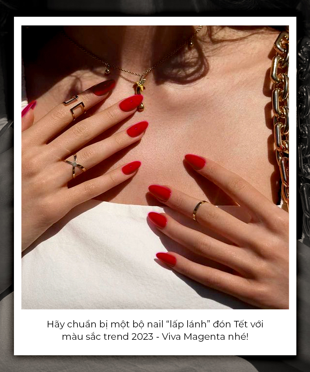 Bộ nails "lấp lánh" với màu đỏ nổi bật, cách trang trí tinh tế, phù hợp cho dịp Tết 2023. Hãy chuẩn bị cho lịch làm đẹp mùa Tết với sự kết hợp hoàn hảo giữa skincare và hair care từ Lixibox.