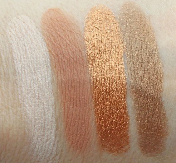 Bảng phấn mắt với 5 màu sắc khác nhau, bao gồm trắng, nâu nhạt, vàng đồng ánh nhũ, và nâu đậm, thể hiện sự đa dạng trong bảng màu trang điểm, phù hợp với xu hướng làm đẹp hiện nay.