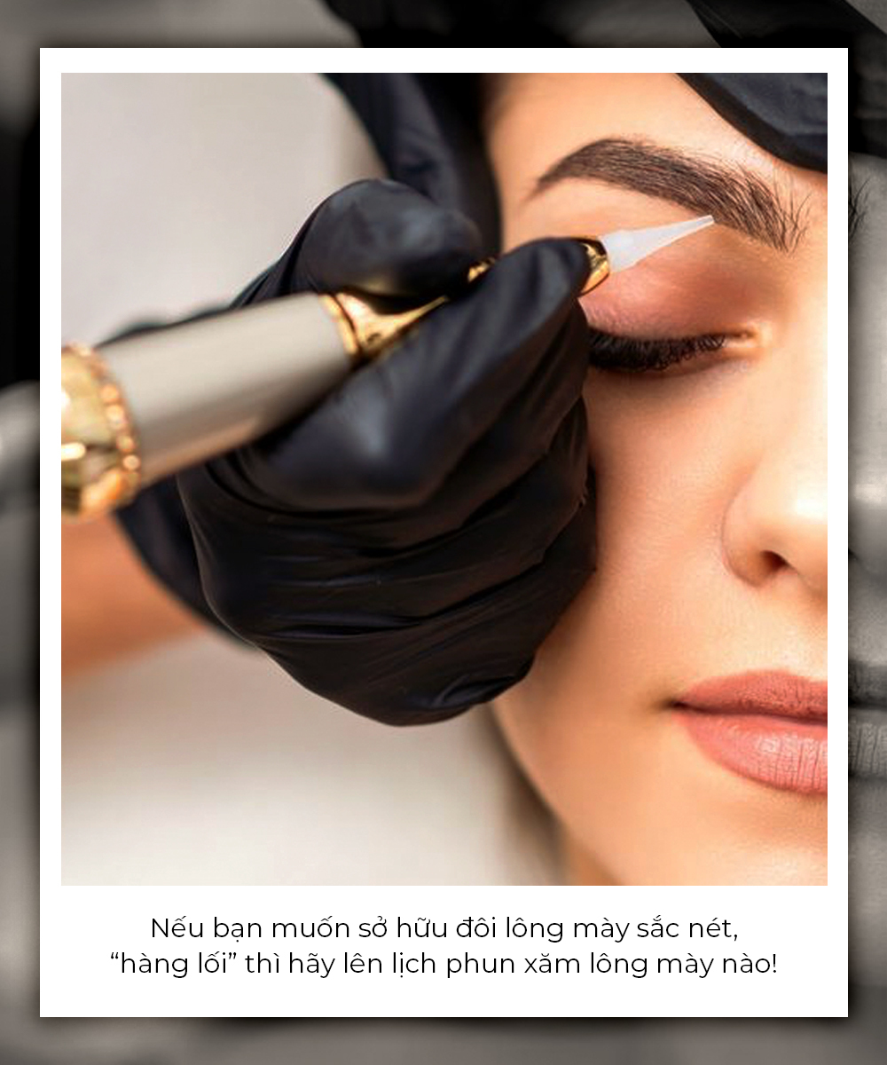 Hình ảnh phun xăm lông mày, bàn tay đang sử dụng dụng cụ làm đẹp. Gợi ý lịch trình làm đẹp trước Tết Nguyên Đán 2023 với các bước skincare, làm đẹp mùa Tết để tự tin hơn.