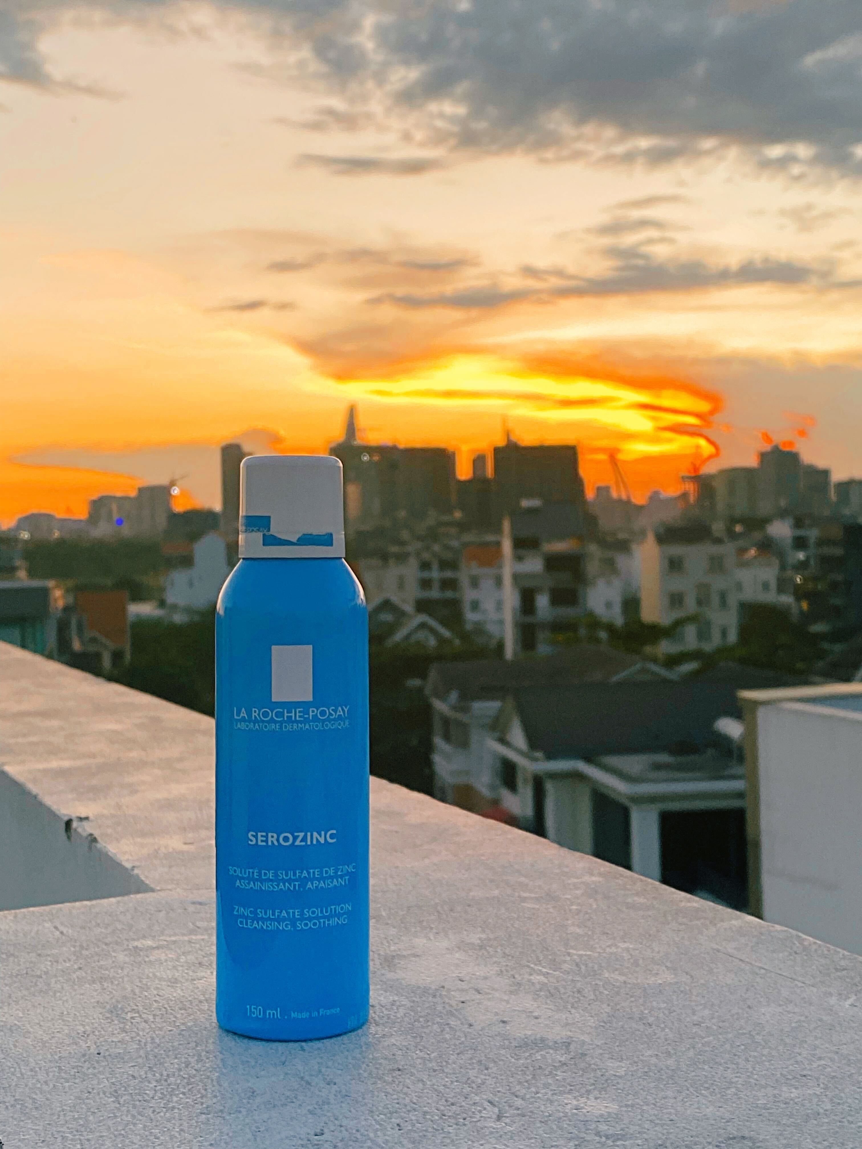 Xịt khoáng La Roche-Posay Serozinc trong ánh hoàng hôn, biểu tượng của sản phẩm skincare được ưa chuộng. Khám phá tác dụng của xịt khoáng, có nên dùng xịt khoáng và xem review từ Lixibox để hiểu rõ hơn về xịt khoáng cấp ẩm.