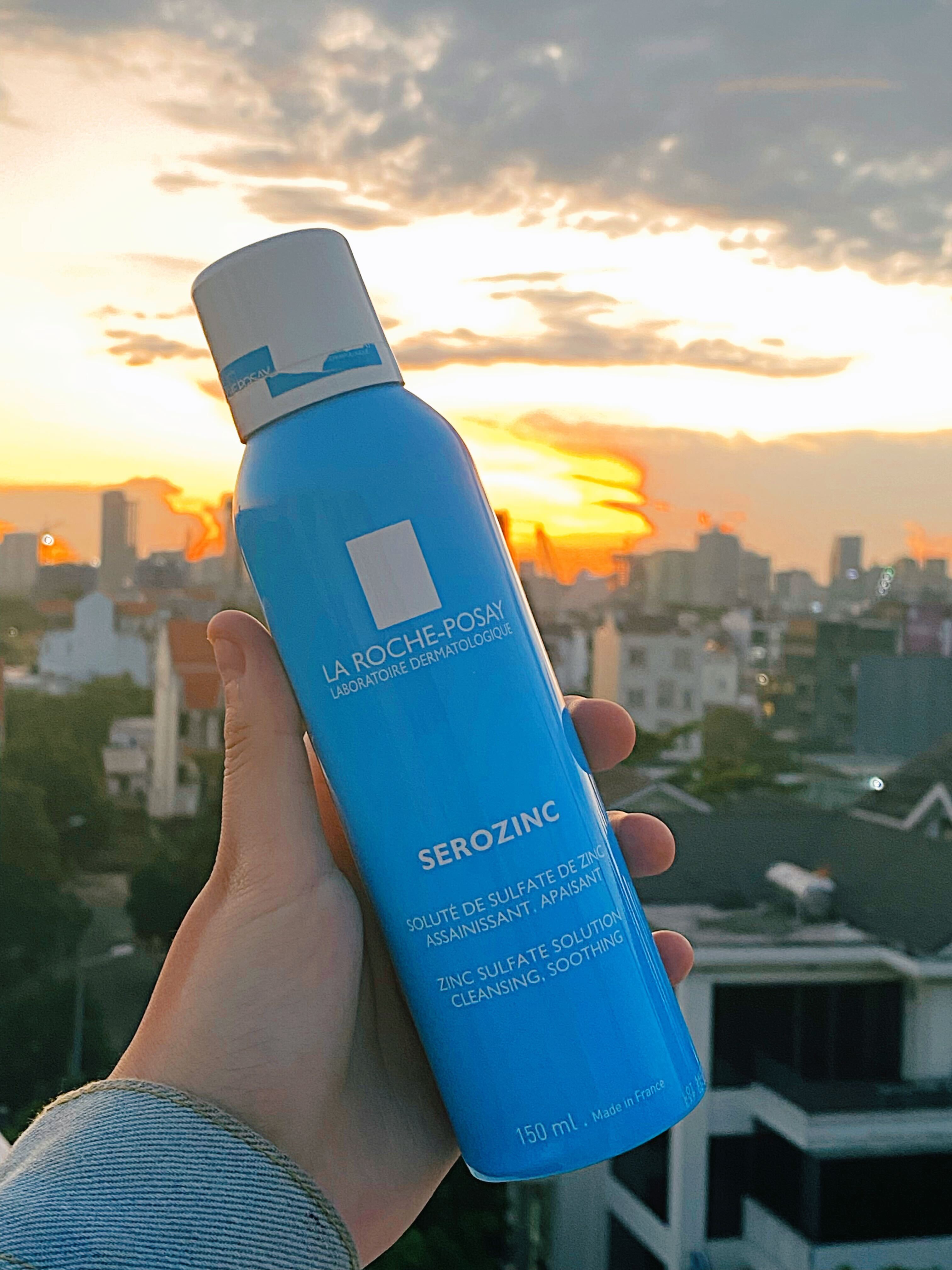 Xịt khoáng La Roche-Posay Serozinc được giới thiệu trong một bài viết trên Lixibox, đặt vấn đề về tác dụng của xịt khoáng trong làm đẹp. Cùng xem liệu xịt khoáng có thực sự chỉ là "nước lã" hay không, và khám phá các công dụng tuyệt vời của sản phẩm này!