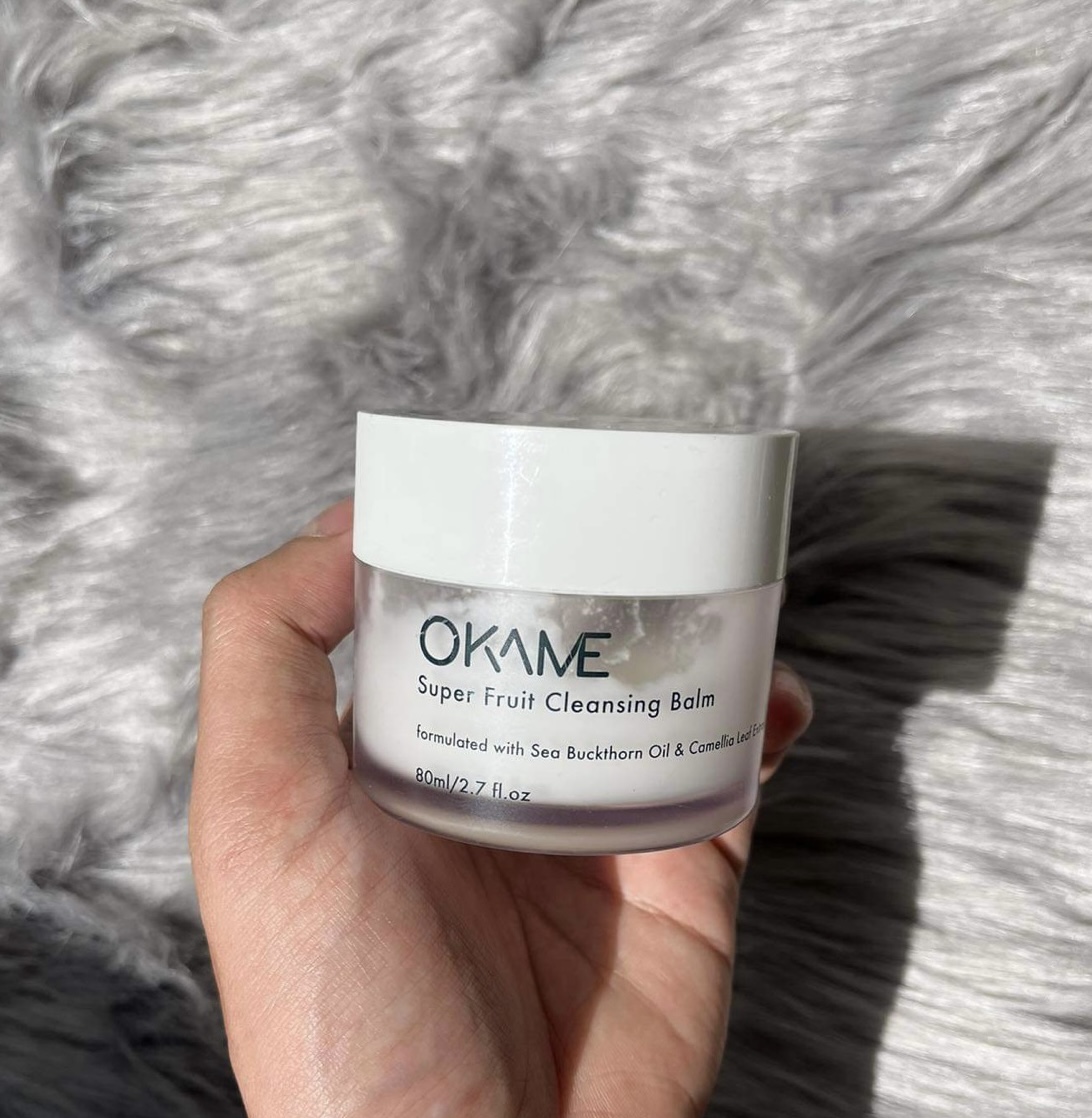Sáp tẩy trang Okame Super Fruit Cleansing Balm với thành phần từ dầu hạt seabuckthorn và tinh chất trà xanh, là lựa chọn hoàn hảo cho làn da mùa tiệc tùng, giúp không nổi mụn và dễ dàng tẩy trang.