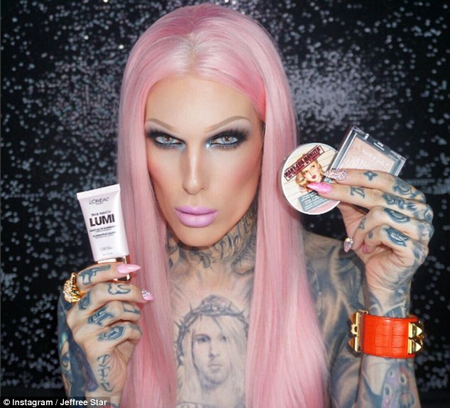Nhà beauty blogger nổi tiếng cầm trên tay những sản phẩm trang điểm hot trend như kem nền Lumi và phấn highlight, minh chứng cho xu hướng làm đẹp hiện đại và phong cách sống cá nhân. Đây là 5 vật bất ly thân của các hot beauty blogger.