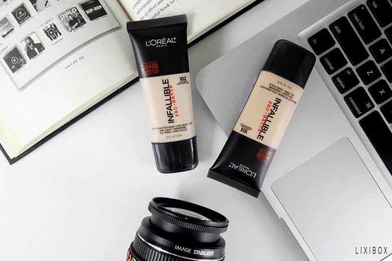 Bài viết "5 VẬT BẤT LY THÂN CỦA CÁC HOT BEAUTY BLOGGER" giới thiệu các sản phẩm trang điểm hot trend, bao gồm kem nền L'Oréal Infallible, được yêu thích bởi các beauty blogger nổi tiếng.