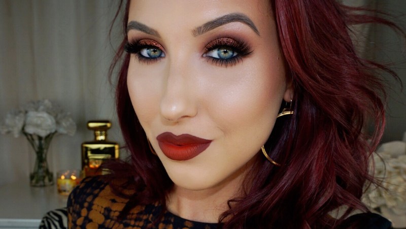 Bài viết về 5 vật bất ly thân của các hot beauty blogger, khám phá hot trend trang điểm, phong cách và bí quyết làm đẹp của những người nổi tiếng trong giới làm đẹp.