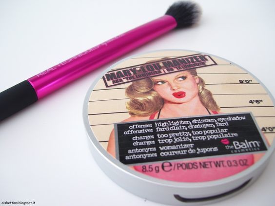 Sản phẩm trang điểm Mary-Lou Manizer, một trong 5 vật bất ly thân của các hot beauty blogger. Đặc điểm sản phẩm: highlighter, shimmery, cung cấp lớp trang điểm hoàn hảo, tạo xu hướng nóng cho các tín đồ làm đẹp.