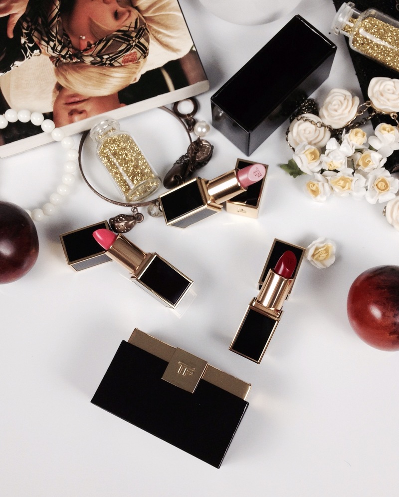 Khám phá 5 thỏi son "must-have" hàng đầu cho mọi cô gái với những thương hiệu nổi tiếng như Tom Ford, Charlotte Tilbury, YSL và MAC. Lixibox tin rằng son môi là món đồ không thể thiếu, giúp phái đẹp tỏa sáng và tự tin hơn.