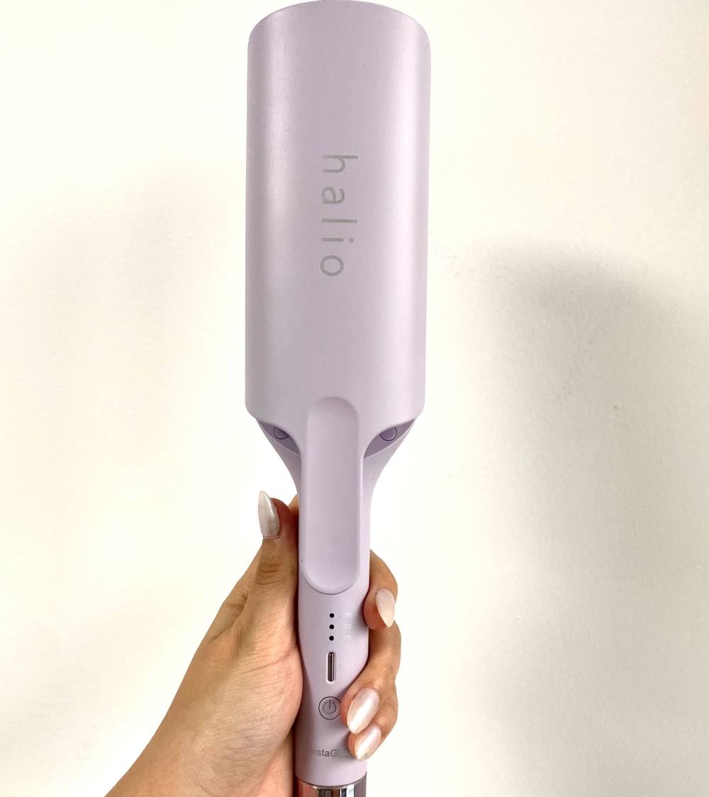Cận cảnh máy uốn tóc Halio trong bài review máy uốn tóc Halio, giới thiệu ton bi, sản phẩm tóc uốn Salon từ thương hiệu Halio, cùng mẹo làm đẹp từ Lixibox Review.