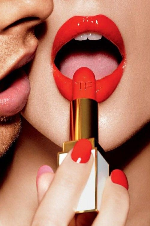 Thỏi son đỏ rực từ Tom Ford được cầm lên gần đôi môi đỏ của một cô gái, thể hiện vẻ đẹp quyến rũ của sản phẩm du lịch. Khám phá 5 thỏi son "must-have" cho cô gái với các thương hiệu như YSL, Charlotte Tilbury và MAC trên Lixibox, nơi hội tụ nhiều sản phẩm làm đẹp chất lượng.