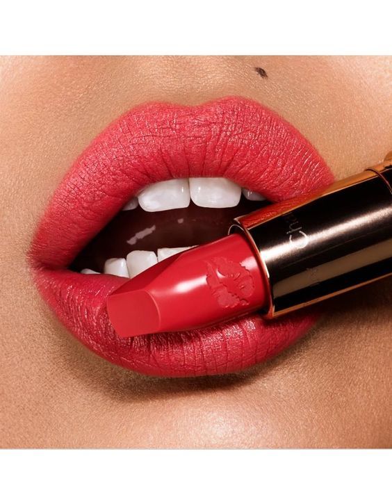 5 thỏi son "must-have" của mọi cô gái với màu sắc quyến rũ, bao gồm các thương hiệu danh tiếng như Tom Ford, Charlotte Tilbury, YSL, và MAC. Khám phá sự hấp dẫn và món quà tuyệt vời GWP từ Lixibox.