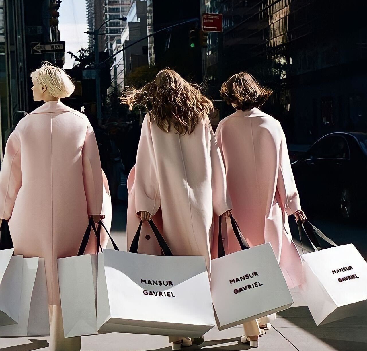 Bài viết bàn luận về vụ việc cô bé 17 tuổi bị chỉ trích vì gọi túi Charles & Keith là "đồ hiệu". Khám phá định nghĩa về "affordable luxury" và những ý kiến trái chiều trên mạng xã hội, từ Lixibox Halio.