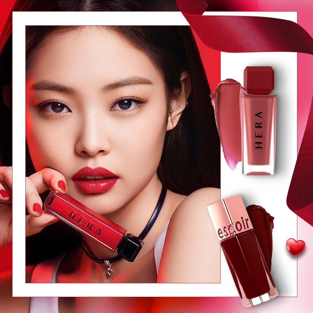 Bài viết "Top 7 quà tặng Valentine đầy tinh tế giúp phái mạnh “đốn gục” trái tim của nàng" giới thiệu những món quà ý nghĩa cho Ngày lễ Tình nhân. Hình ảnh thể hiện một người phụ nữ trang điểm nổi bật với son đỏ cùng các sản phẩm thời trang, thể hiện không khí lãng mạn của Valentine.