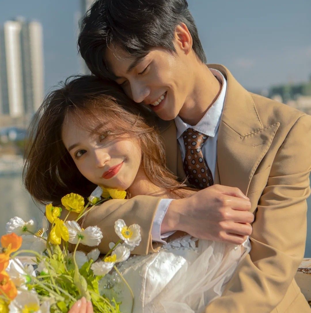 Bức ảnh lãng mạn của cặp đôi với hoa tươi, thể hiện tình cảm ngọt ngào trong Ngày lễ Tình yêu. Bài viết giới thiệu Top 7 quà tặng Valentine đầy tinh tế giúp phái mạnh “đốn gục” trái tim của nàng, phù hợp với dịp Valentine đang gần kề.