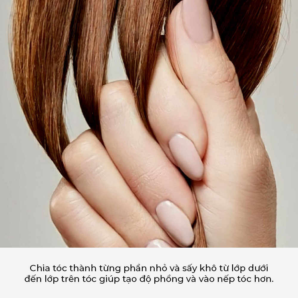 Chia tóc thành từng phần nhỏ và sấy khô từ lớp dưới đến lớp trên tóc giúp tạo độ phồng và vào nếp tóc hơn. Tham khảo mẹo hair care từ Lixibox và máy sấy tóc Halio để sấy tóc đúng cách.