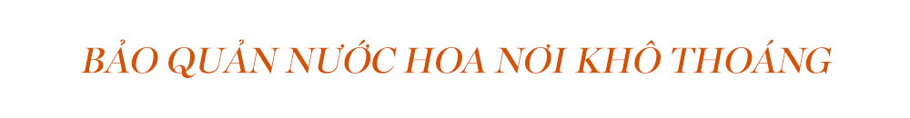 Bảo quản nước hoa nơi khô thoáng giúp giữ mùi hương lâu, kết hợp với mẹo sử dụng nước hoa đúng cách để tự tin và quyến rũ trong mùa Valentine. Lixibox chia sẻ cách xịt nước hoa hiệu quả cho bạn.